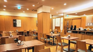 A restaurant with wooden furniture and a counter with coffee machines. - Hotel Route-Inn Kameyama Inter (Kameyama)