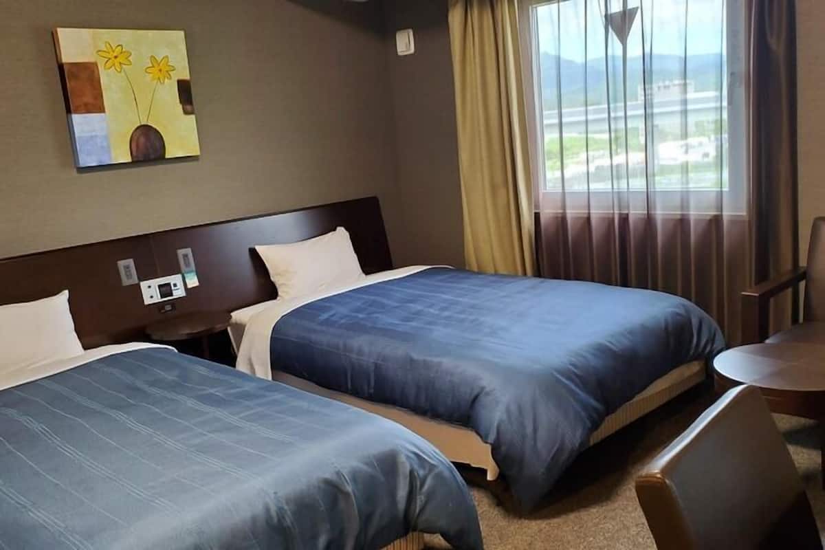 Een bureau, gratis wifi, beddengoed