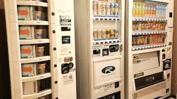 Automat mit Getränken und Snacks, ein QR-Code und das Logo der Route Inn Hotels.