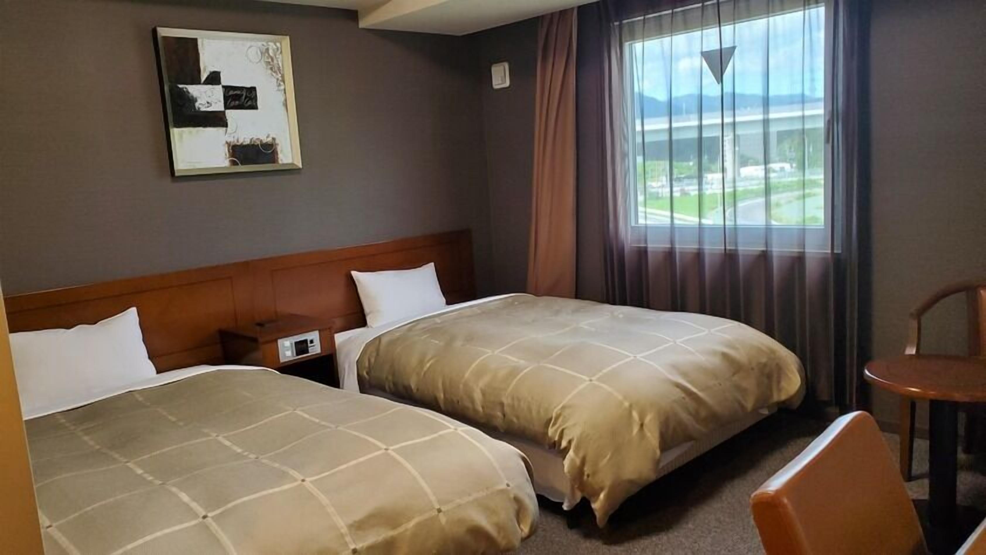 Een bureau, gratis wifi, beddengoed