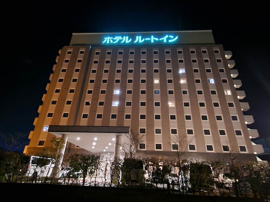 Um hotel com vários andares e um letreiro grande no topo.