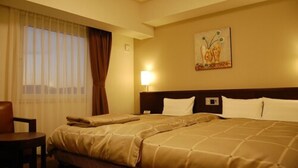 A hotel room with two beds, a desk, a chair, a lamp, and a painting on the wall. - Hotel Route Inn Nabari (Nabari)