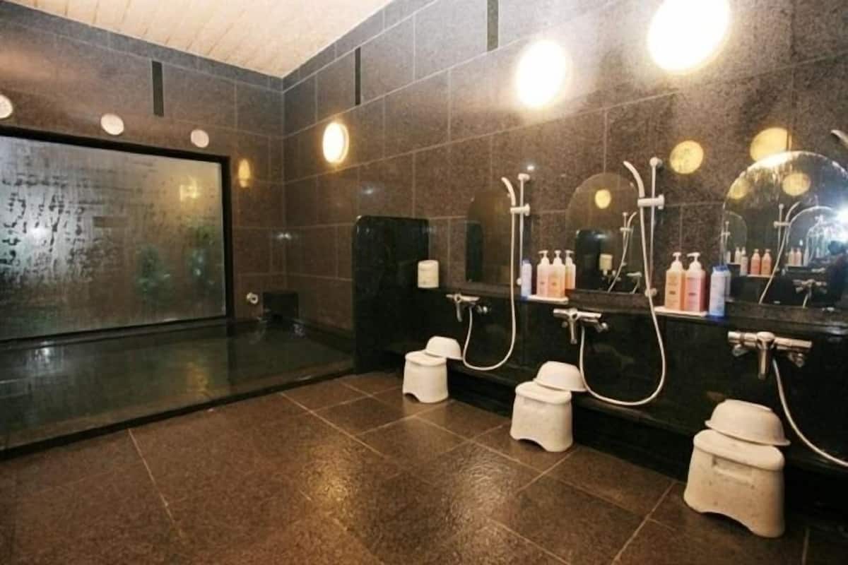 Badezimmer | Duschwanne, kostenlose Toilettenartikel, Haartrockner, Hausschuhe