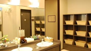 Combined shower/tub, free toiletries, hair dryer, slippers