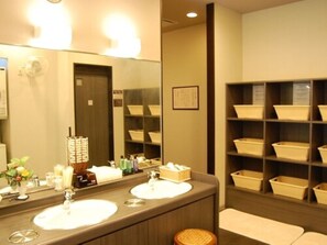 Combined shower/tub, free toiletries, hair dryer, slippers - Hotel Route Inn Nabari (Nabari)