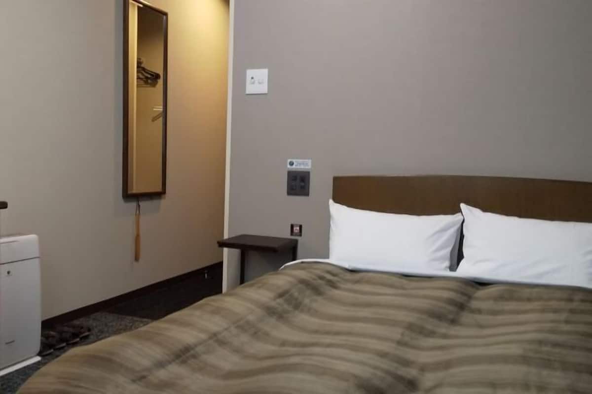 Bàn, truy cập Internet không dây miễn phí, bộ trải giường