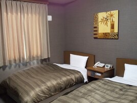 Quarto duplo, para fumantes (Heated Tobacco Only) | Escrivaninha, Wi-Fi de cortesia, roupa de cama