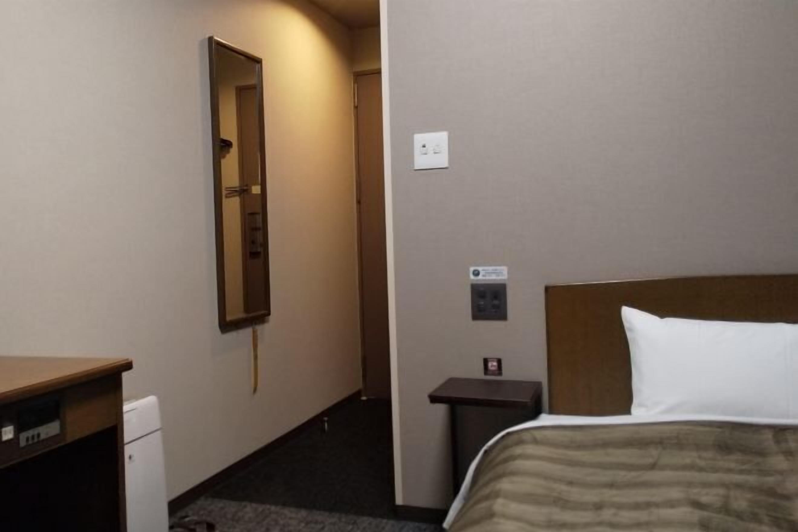 办公桌、免费 WiFi、床单