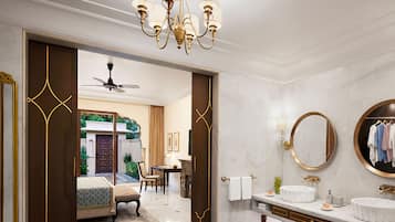 Um banheiro luxuoso com piso de mármore, um espelho redondo grande, uma pia branca e um lustre.