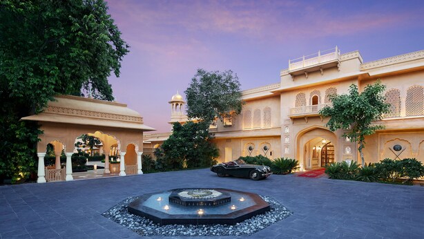 A grand building with arched walkways and a central fountain. - Sawai Man Mahal, Jaipur (Jaipur)
