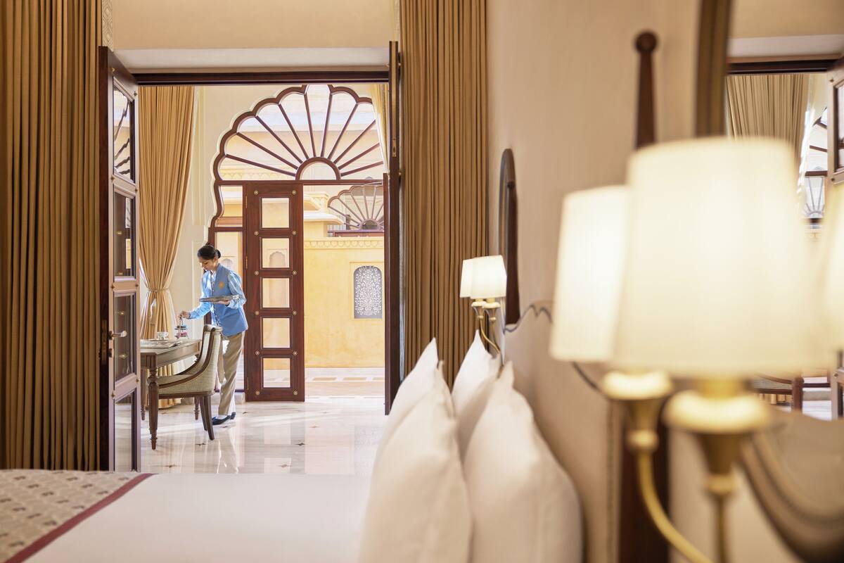 deluxe suite | down duvets, pillow-top beds, minibar, in-room safe