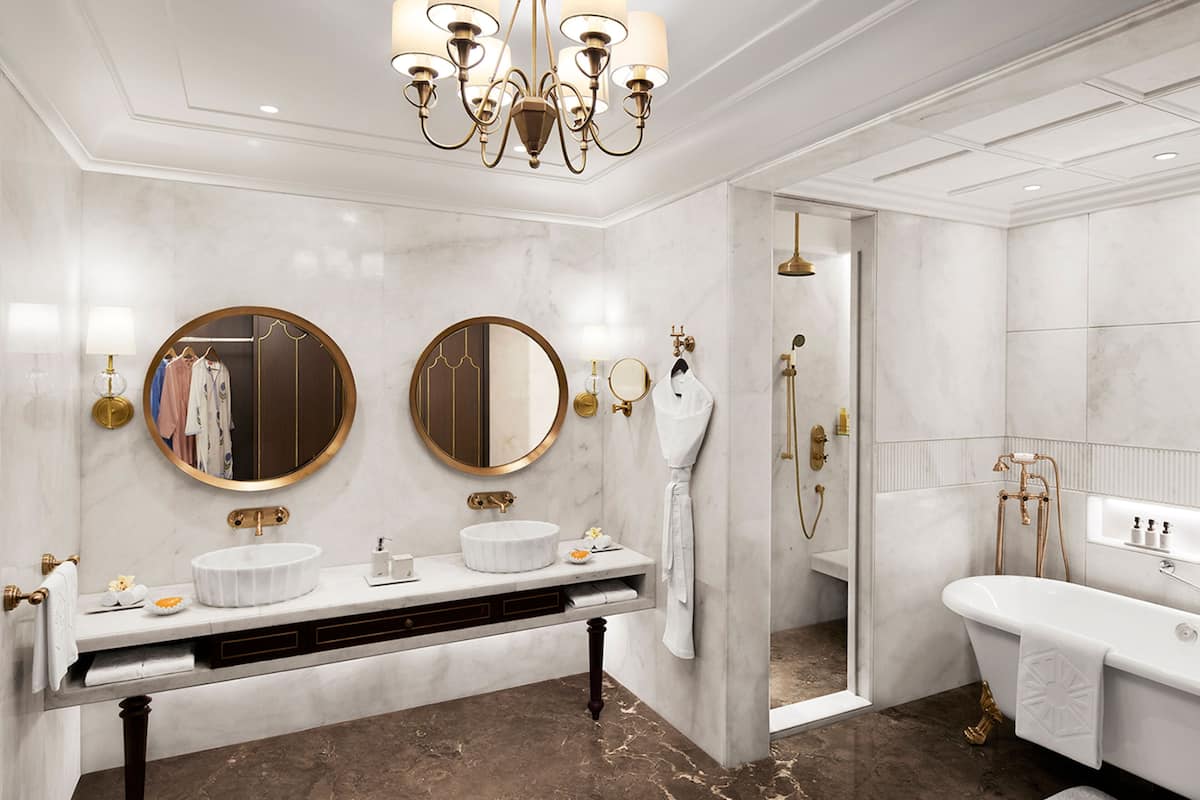 shower, rainfall showerhead, free toiletries, hair dryer