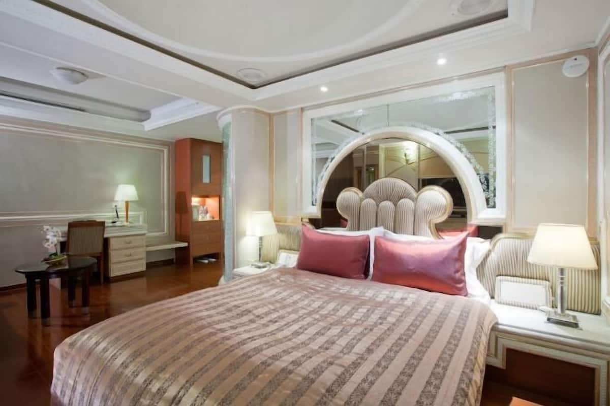 Soundproofing, free WiFi, bed sheets