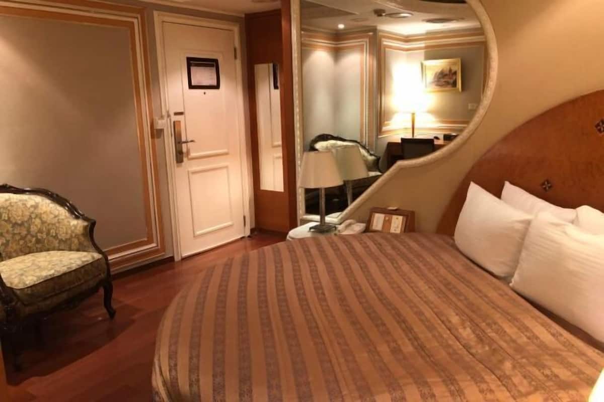 Soundproofing, free WiFi, bed sheets