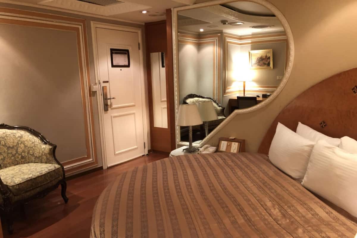 Run of House (Round Bed) | Soundproofing, free WiFi, bed sheets