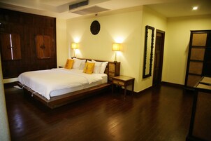 Executive Suite | Premium bedding, free minibar items, in-room safe