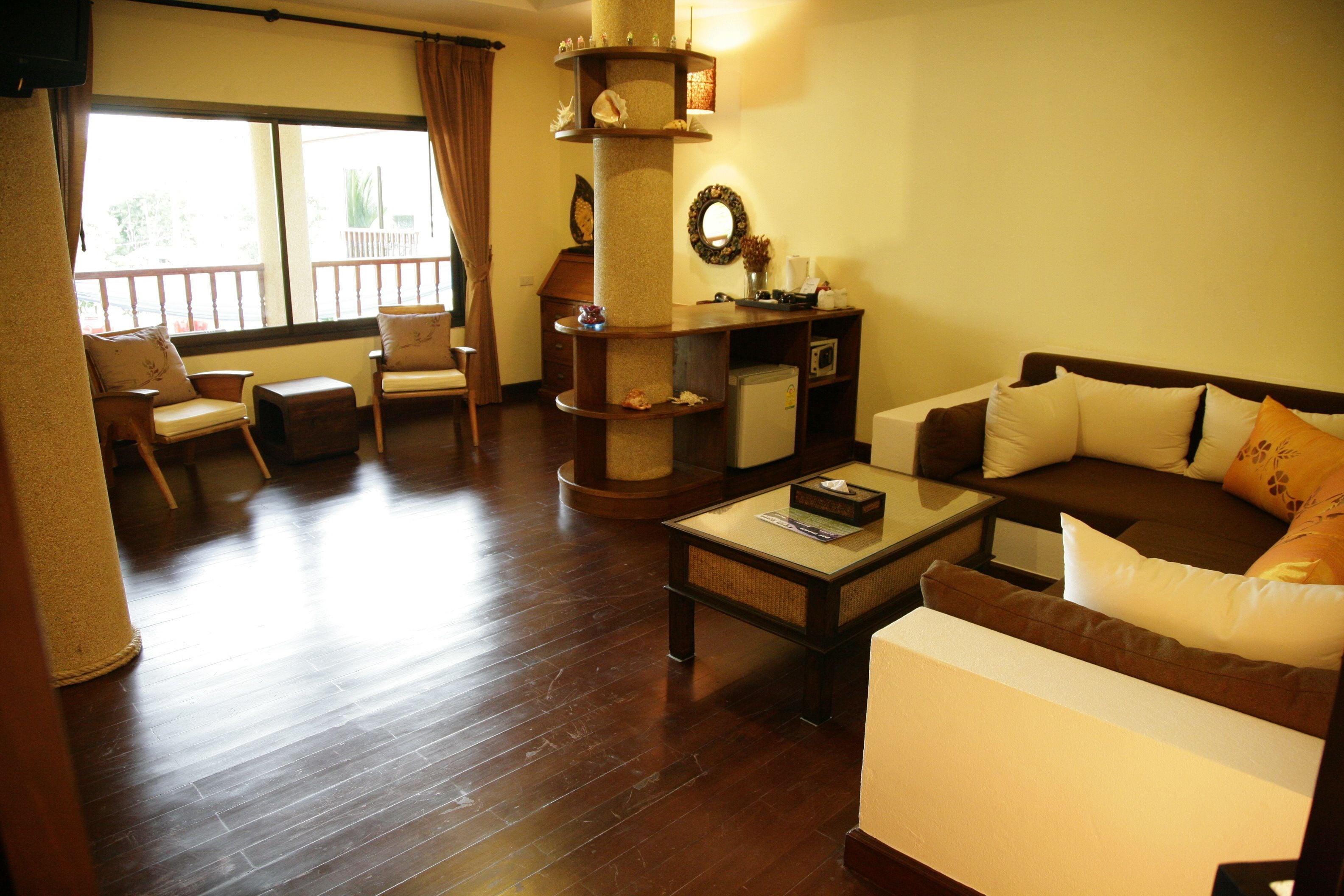 Executive Suite | Living area | 40-inch LCD TV with cable channels, TV, DVD player