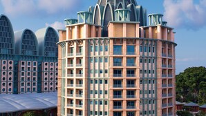 Ein modernes Hotel mit einzigartigem architektonischen Design, mit einer zentralen Kuppel und mehreren Balkonen.