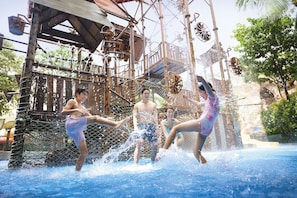 Um parque aquático com balanço de corda e piscina.