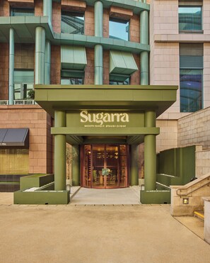 4 restaurants; lunch and dinner served - Resorts World Sentosa - Crockfords Tower (Singapore)