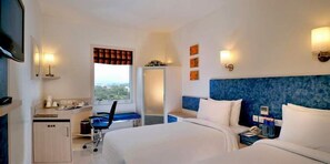 In-room safe, desk, laptop workspace, iron/ironing board - Hometel Roorkee (Roorkee)