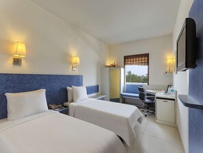 Kamar Superior, 2 Tempat Tidur Twin | Brankas, meja kerja, ruang kerja ramah laptop, dan setrika/meja setrika