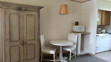 Room, 1 Queen Bed, Kitchenette (Pavilion)