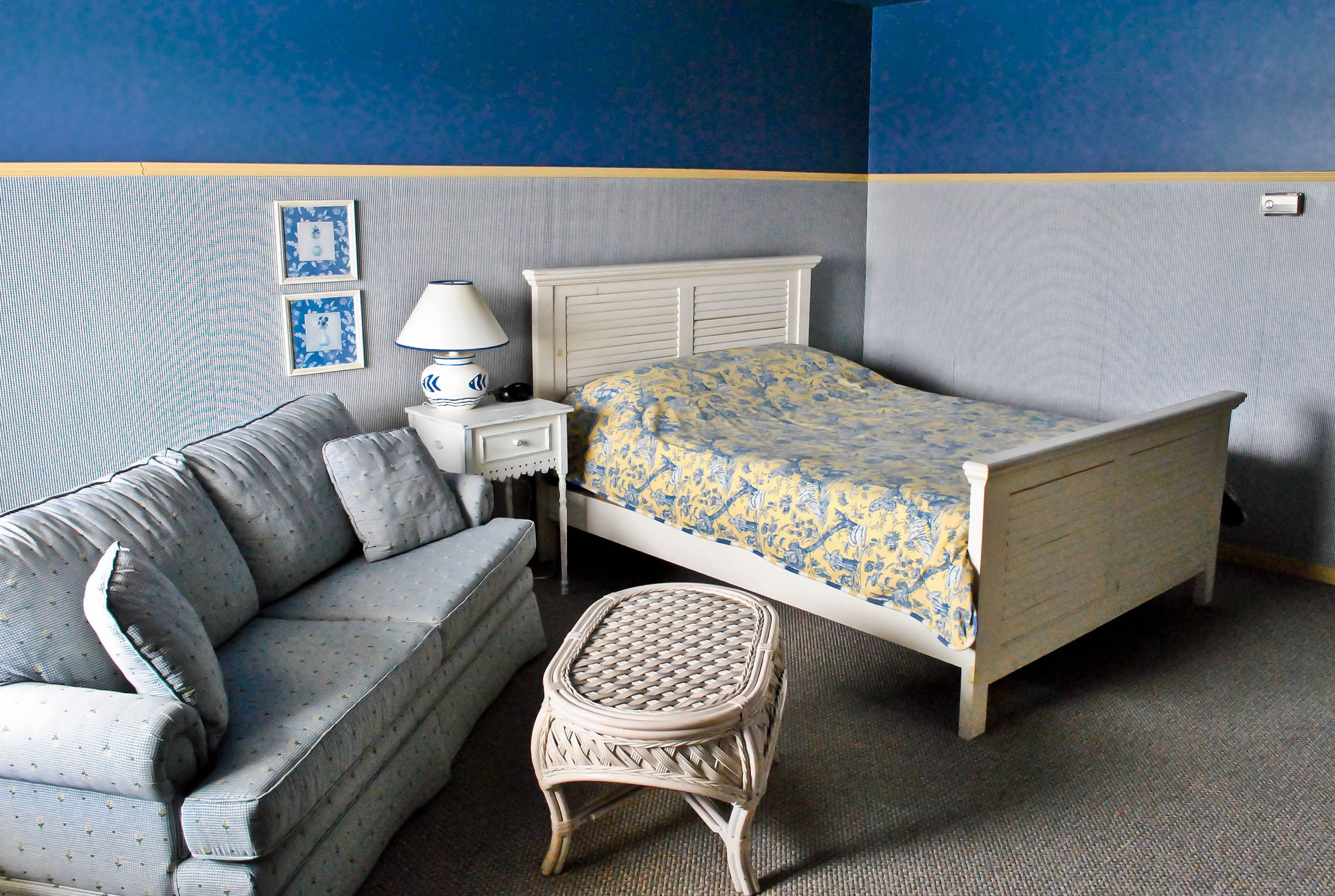 Ropa de cama hipoalergénica, escritorio y sistema de insonorización 