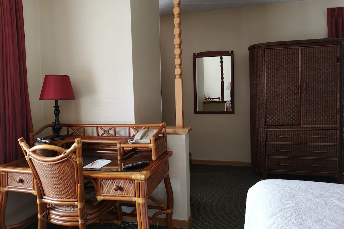 Kamer, 1 queensize bed, kitchenette (Pavilion) | Hypoallergeen beddengoed, een bureau, geluiddichte muren