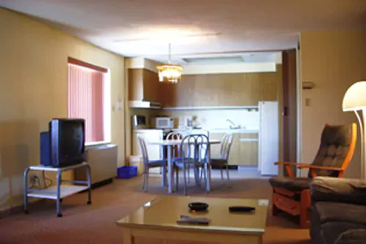 Appartement, 2 slaapkamers, keuken | Woonkamer | Een televisie