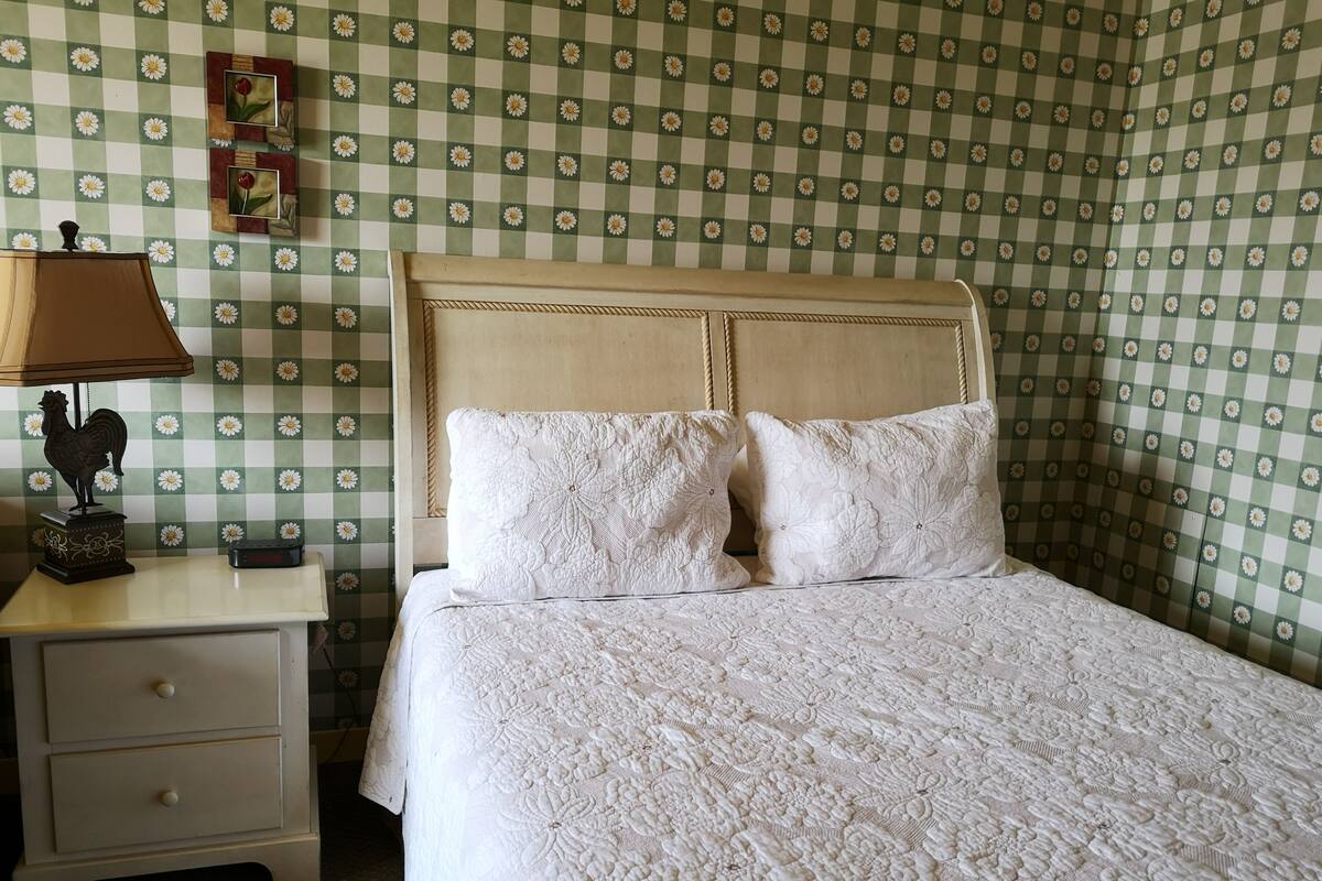 Habitación tradicional, 1 cama de matrimonio (Country) | Ropa de cama hipoalergénica, escritorio, sistema de insonorización
