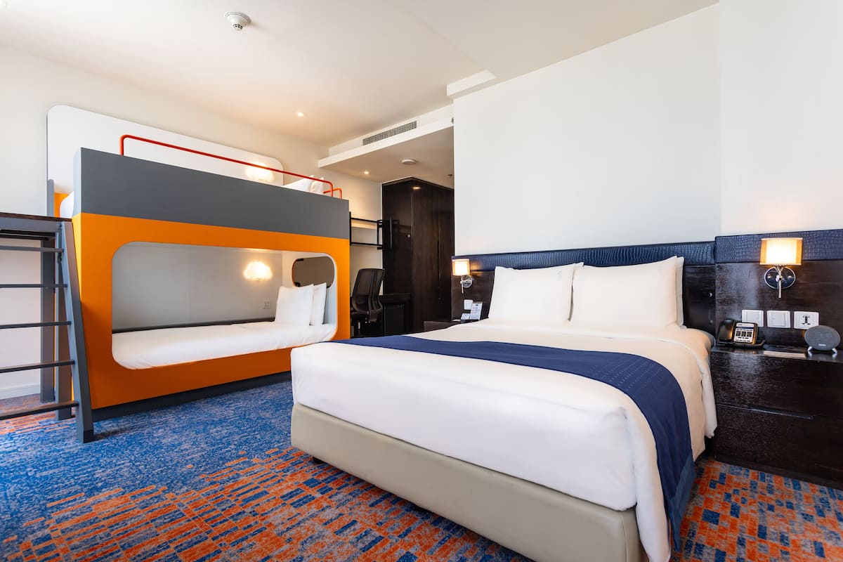Camera familiare, 1 letto queen (Family Room) | Una cassaforte in camera, con stile personalizzato
