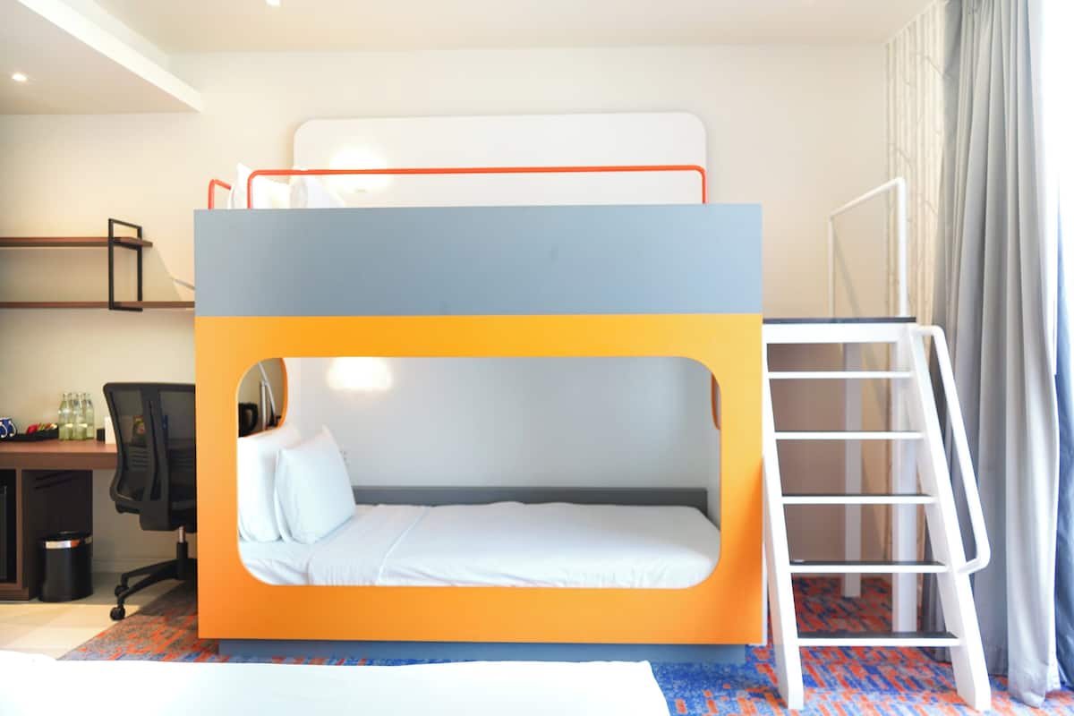 Habitación familiar, 1 cama Queen size (Free Breakfast) | Caja de seguridad en la habitación y decoración personalizada