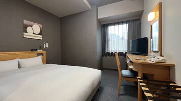 Een bureau, gratis wifi, beddengoed