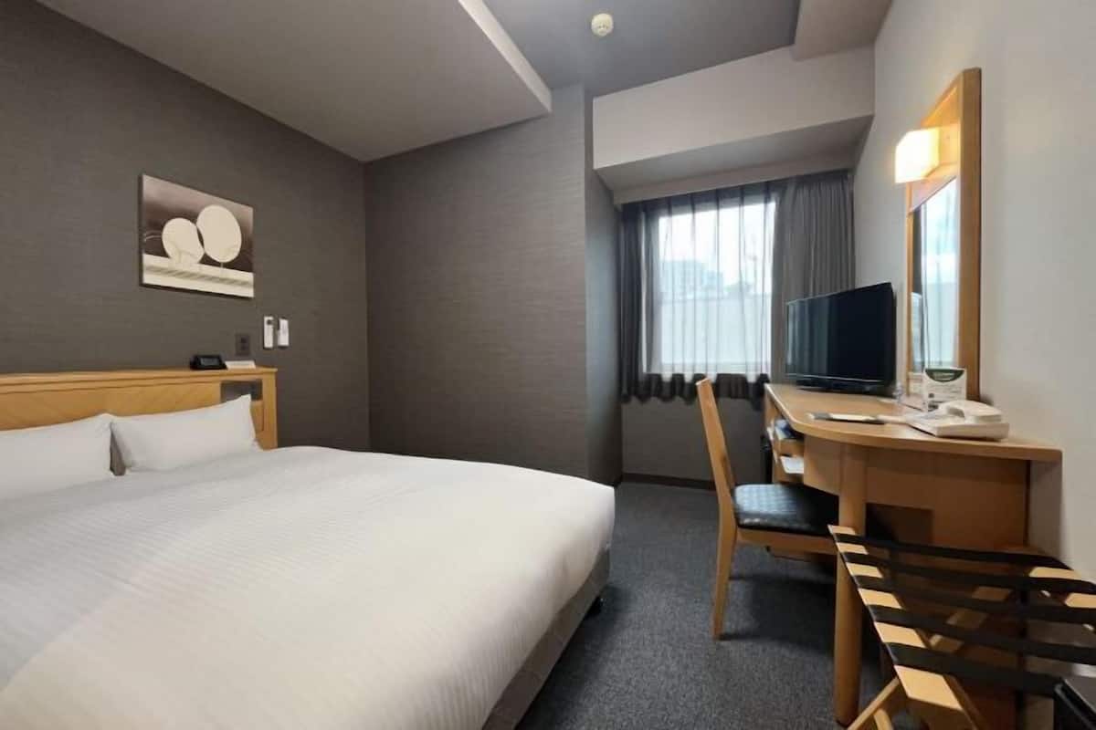 Escritorio, wifi gratis y ropa de cama