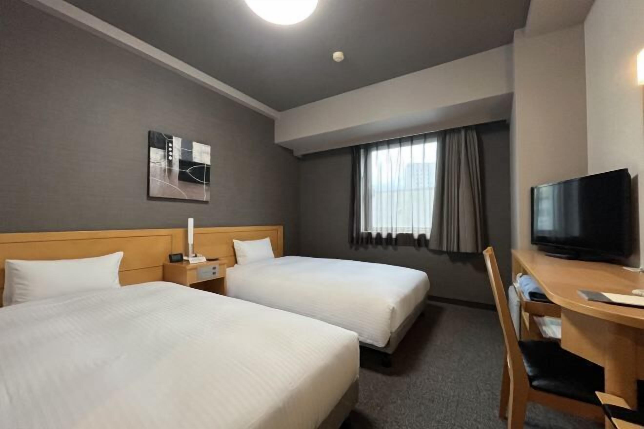 Escritorio, wifi gratis y ropa de cama 