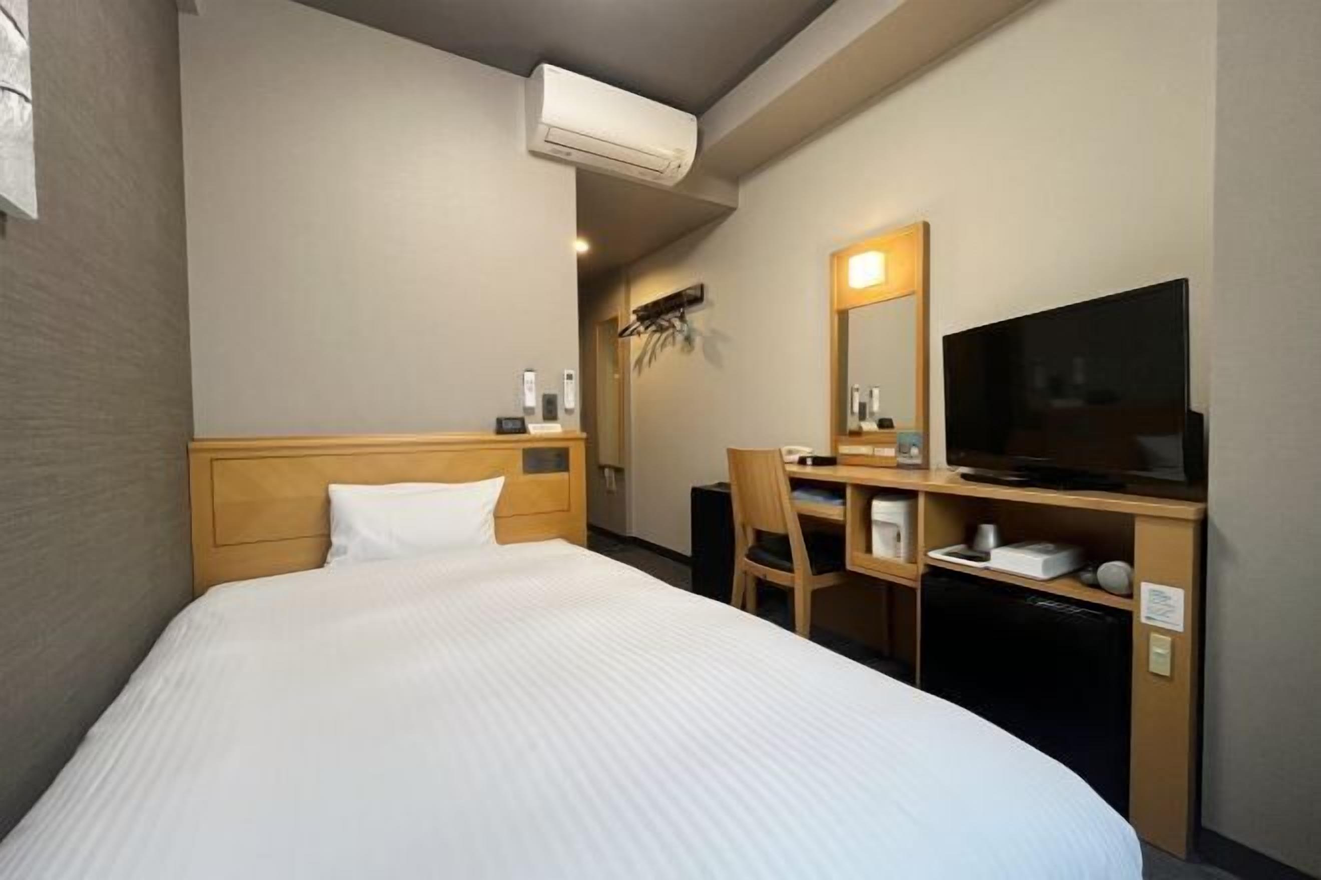 Escritorio, wifi gratis y ropa de cama 