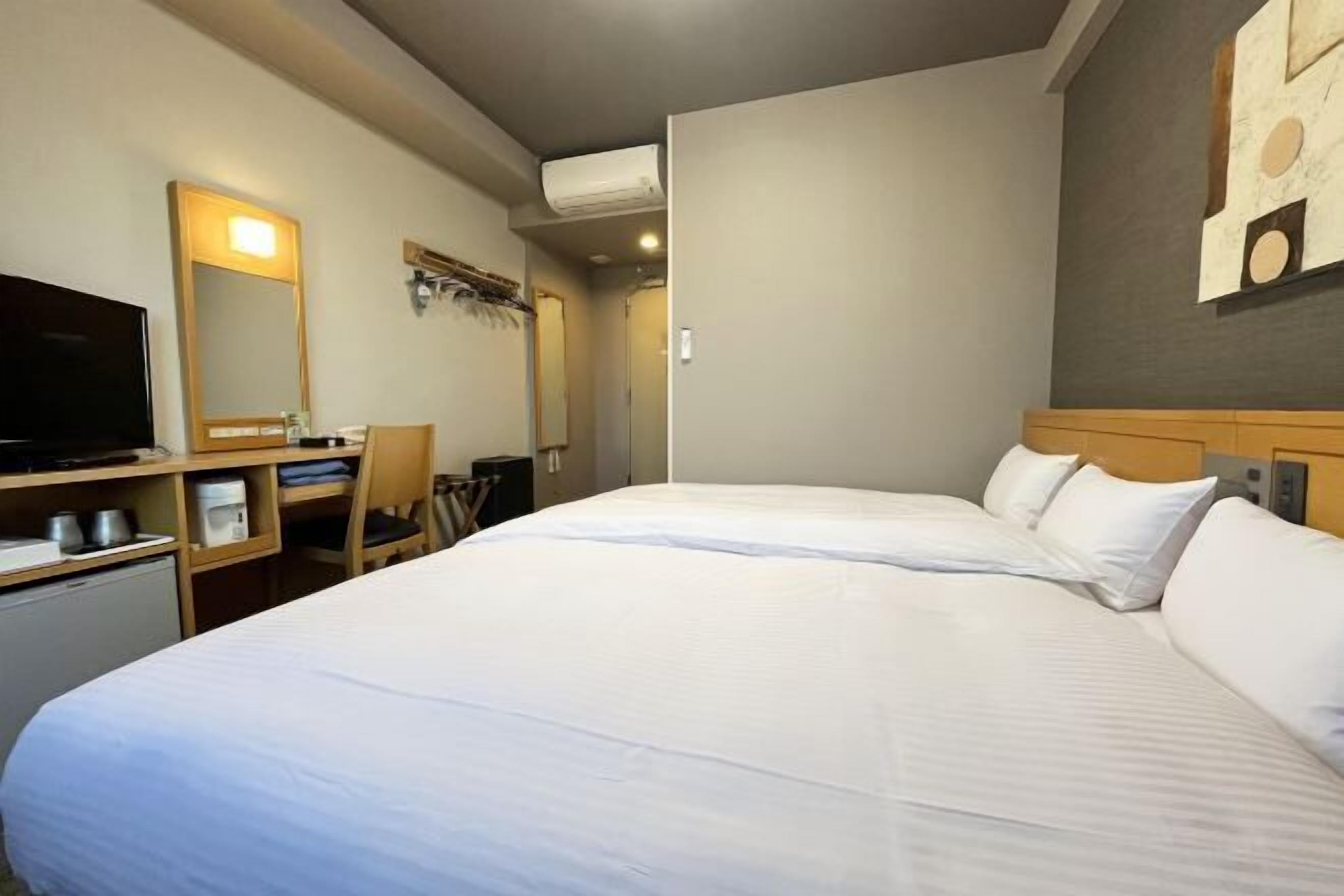 Escritorio, wifi gratis y ropa de cama 