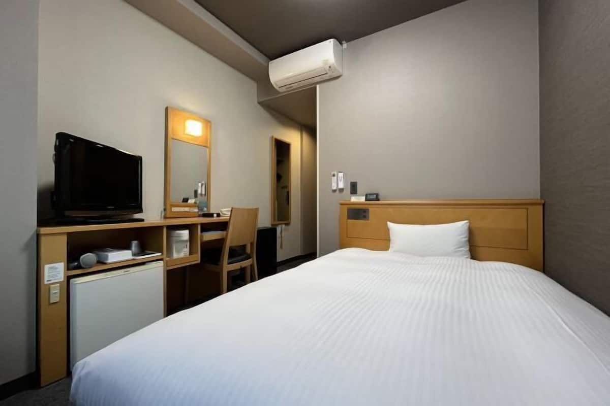 Escritorio, wifi gratis y ropa de cama