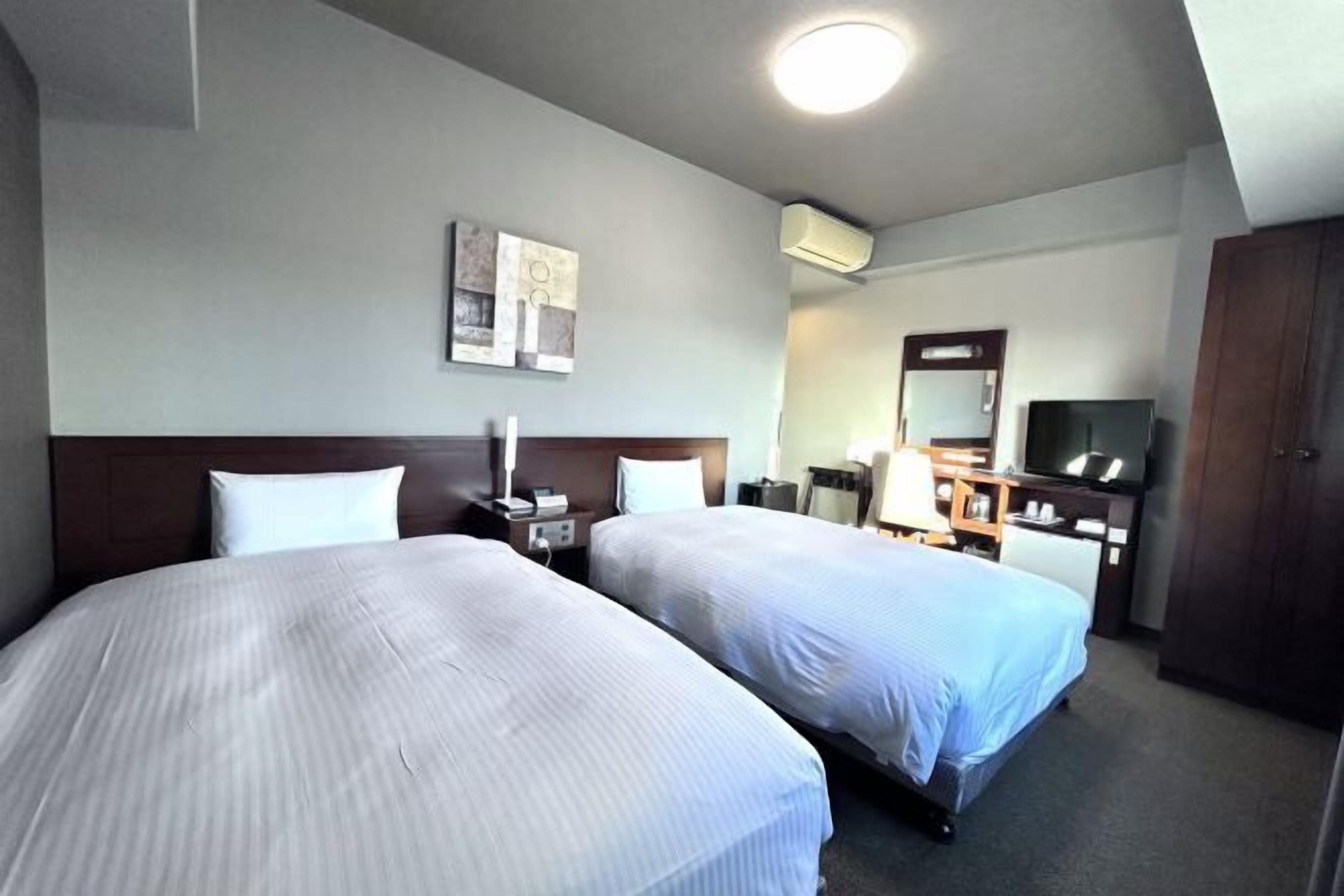 Escritorio, tabla de planchar con plancha, wifi gratis y ropa de cama 