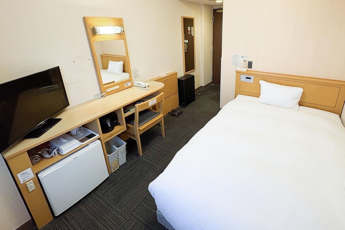 WiFi (free), bed sheets