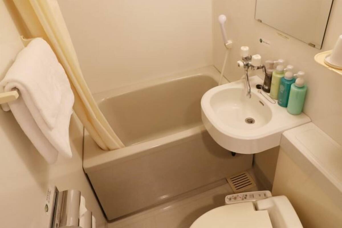 Bañera con ducha, artículos de tocador gratuitos, pantuflas