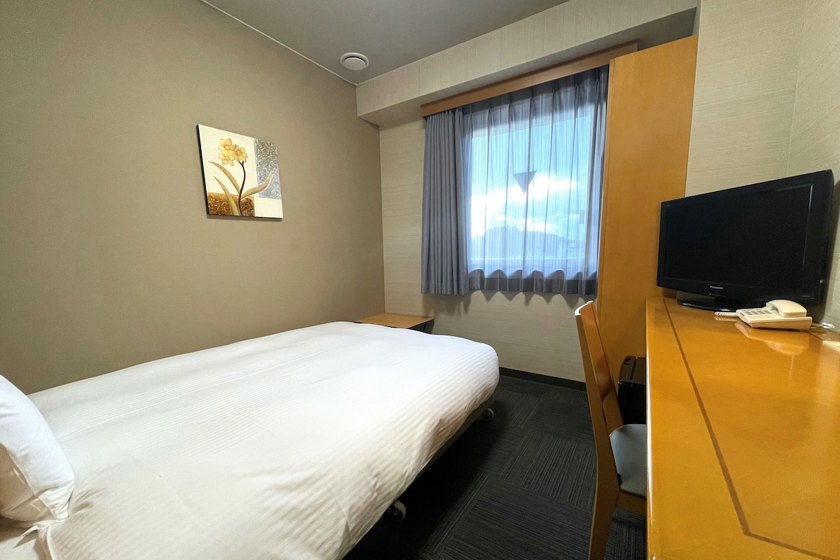 Een bureau, gratis wifi, beddengoed