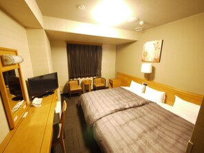Escritorio, wifi gratis y ropa de cama 