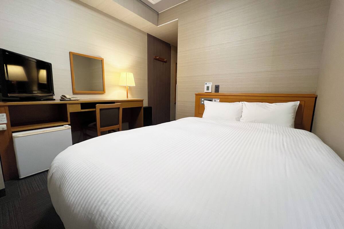 1 bedroom, desk, free wifi, bed sheets