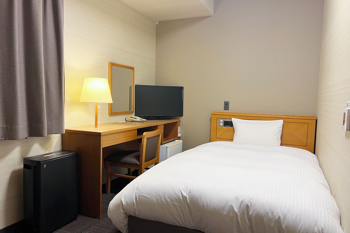 1 bedroom, desk, free wifi, bed sheets