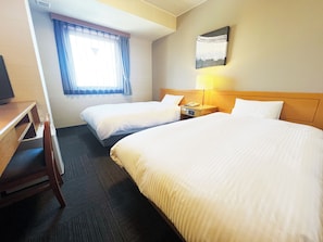 Escritorio, wifi gratis y ropa de cama