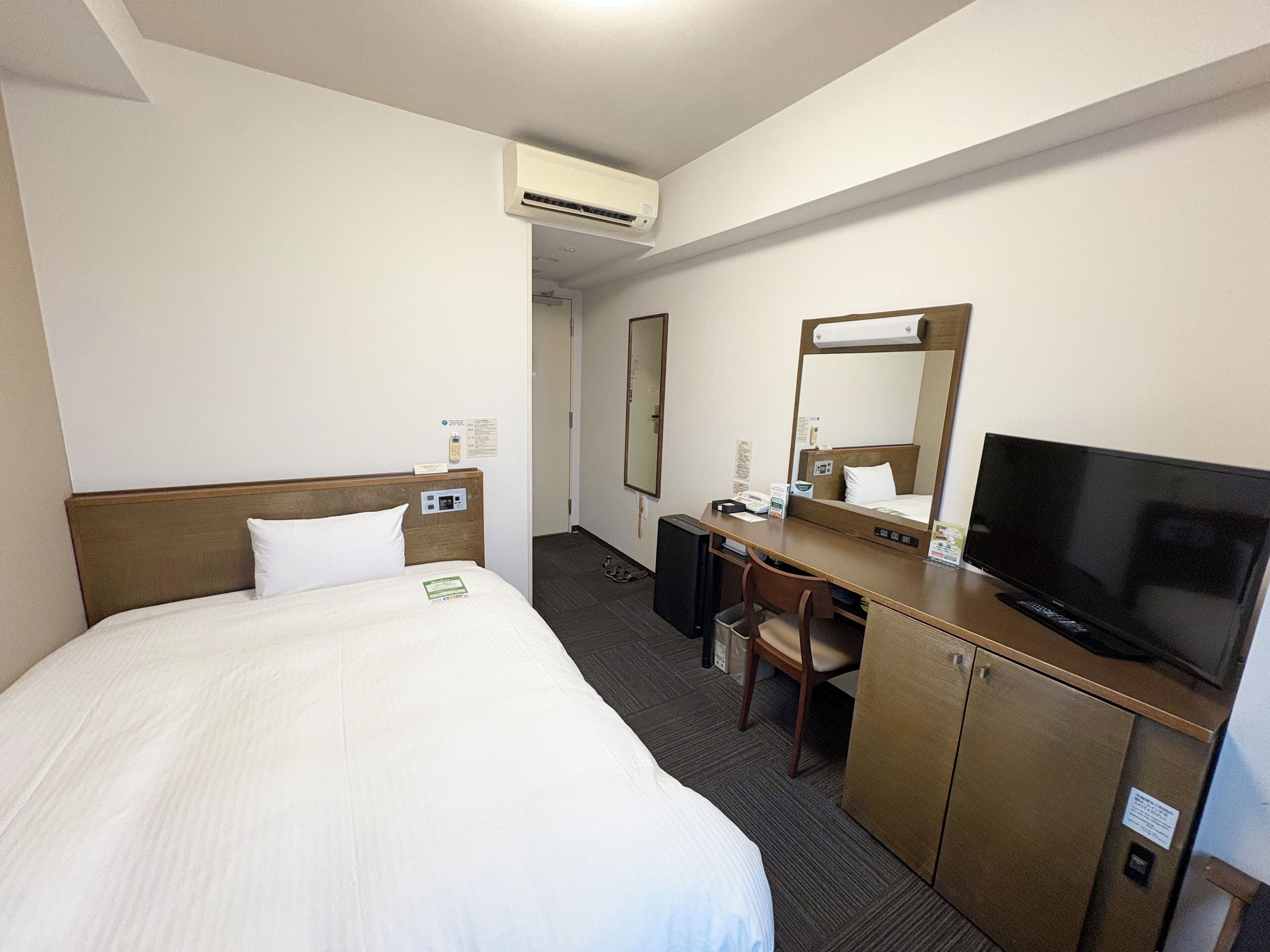 Habitación individual | Tabla de planchar con plancha, wifi gratis y ropa de cama 
