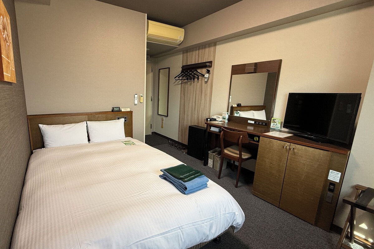 Iron/ironing board (on request), WiFi (free), bed sheets