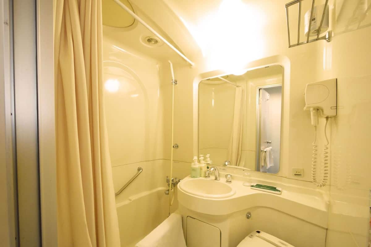 Bany | Combinació de dutxa i banyera i articles de tocador gratuïts